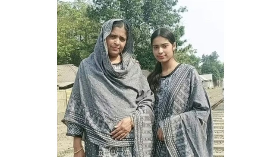 একসঙ্গে এসএসসি পাস মা-মেয়ের, মায়ের নম্বর বেশী